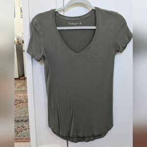 Abercrombie & Fitch Women's Short Sleeve V-Neck in Olive
